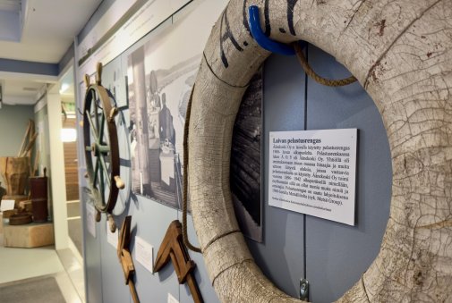 Museo Väksyn seinällä pelastusrengas ja vanhoja työkaluja.