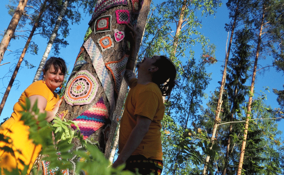 Outi Pantsar ja Einari Tarvainen neulegraffitinsa kanssa