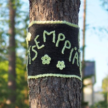 Tsemppiä! -neulegraffiti sidottuna puun ympärille.