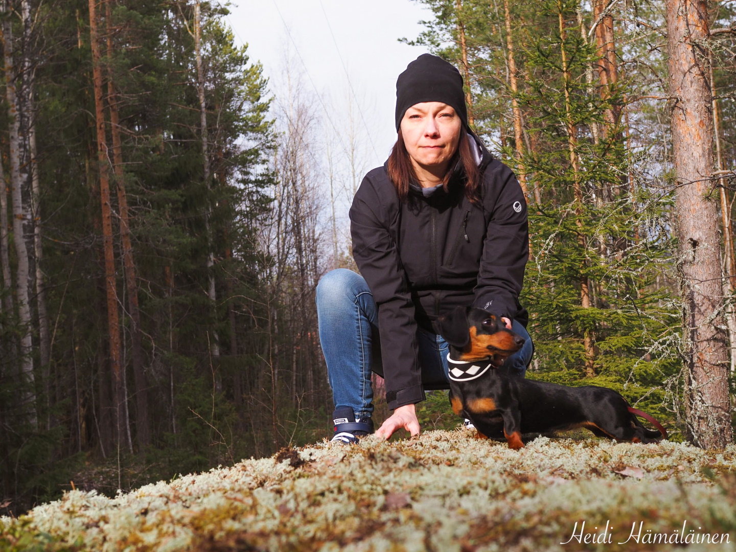 #hiddenaanekoski -lähettiläs Heidi Hämäläinen koiransa kanssa