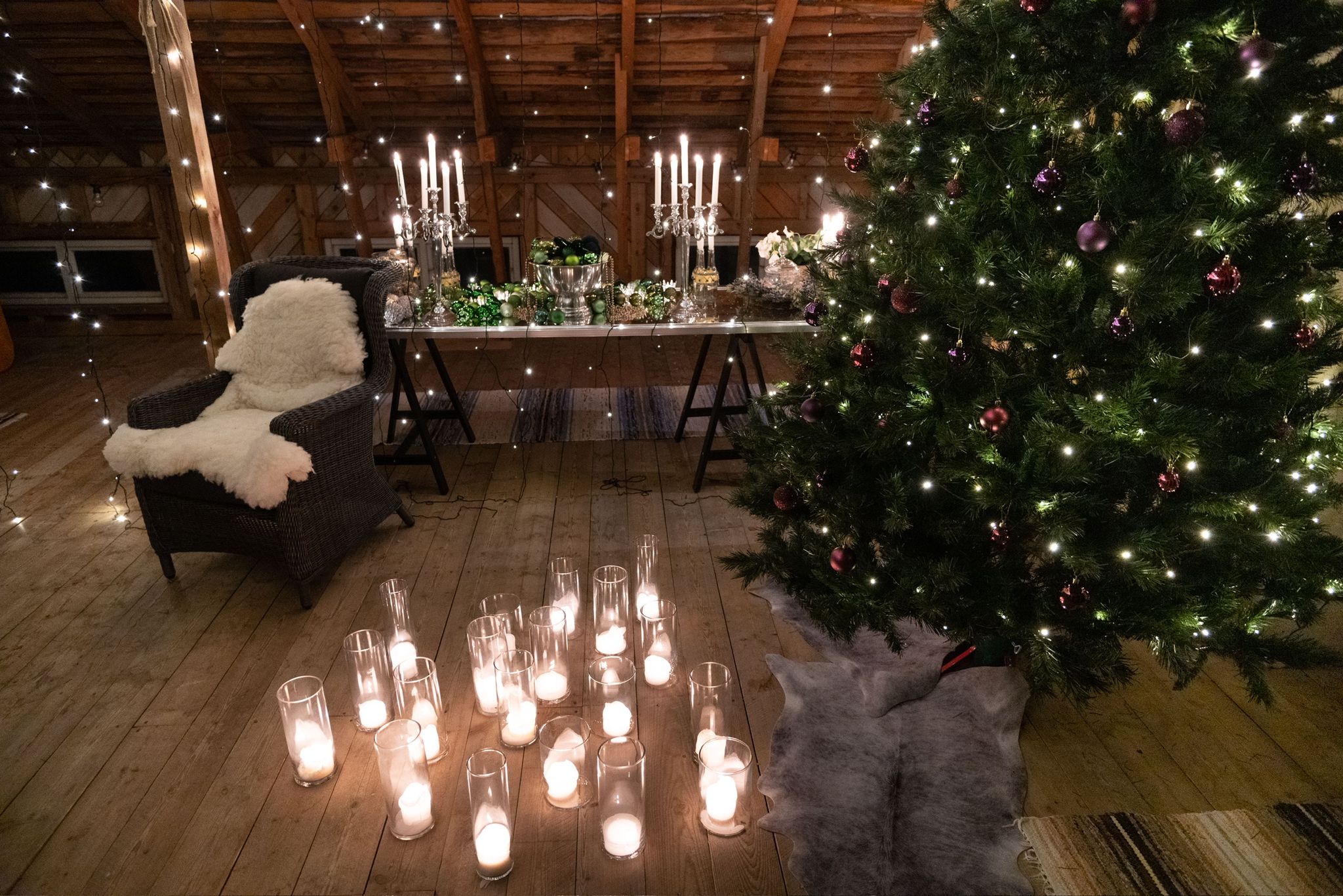 Jouluvaloja ja koristeita vintillä.