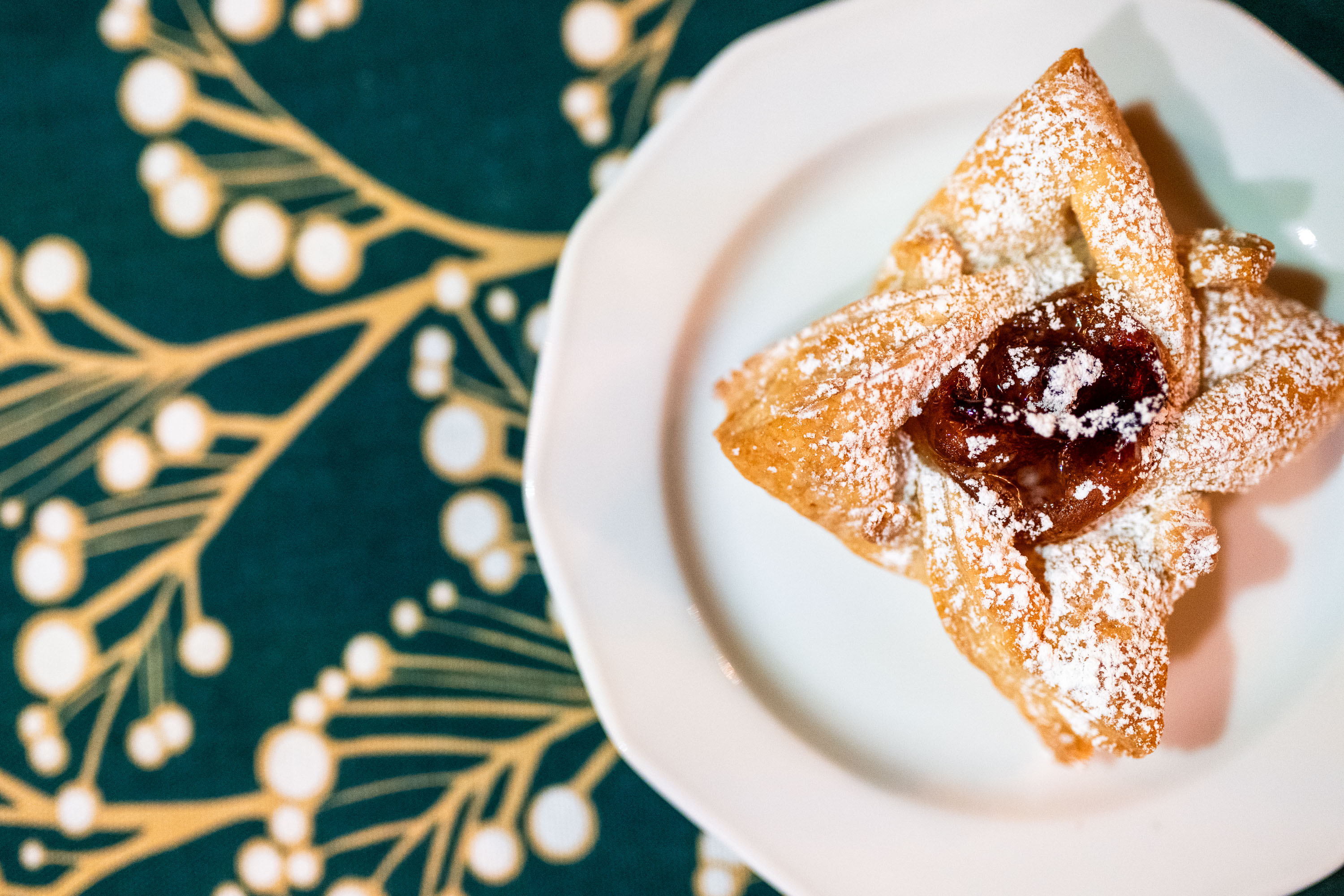 Pöytäliinan päällä on lautanen, jossa on joulutorttu.