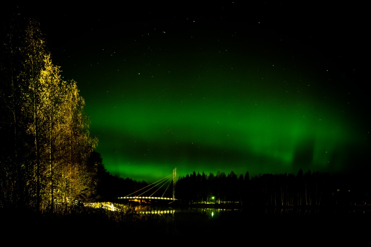 Revontulia Häränvirran sillan yllä.