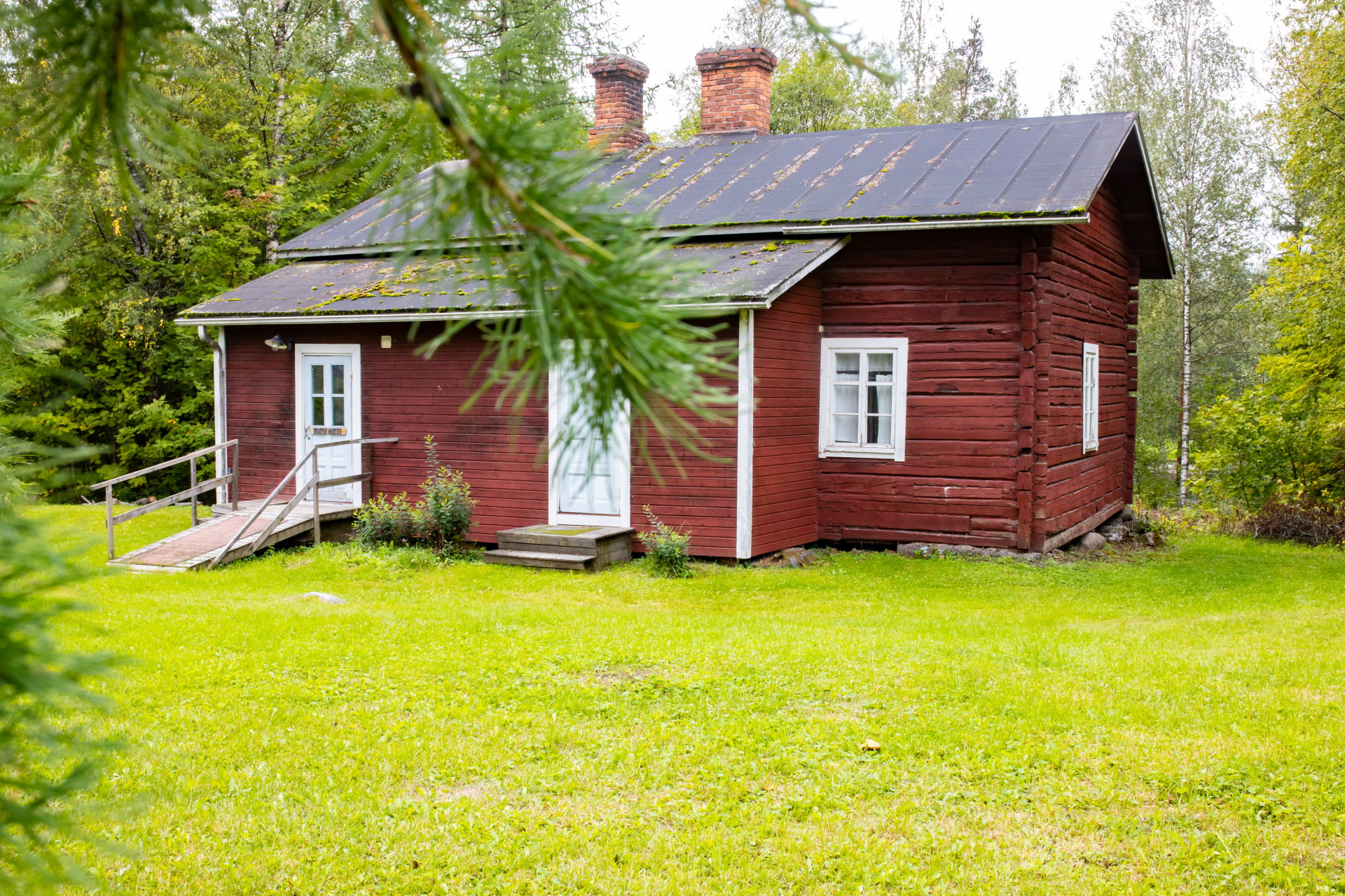 Hiskinmökki, joka siirrettiin 22.1.2020 Willen olohuone ja keittiön pihapiiriin.