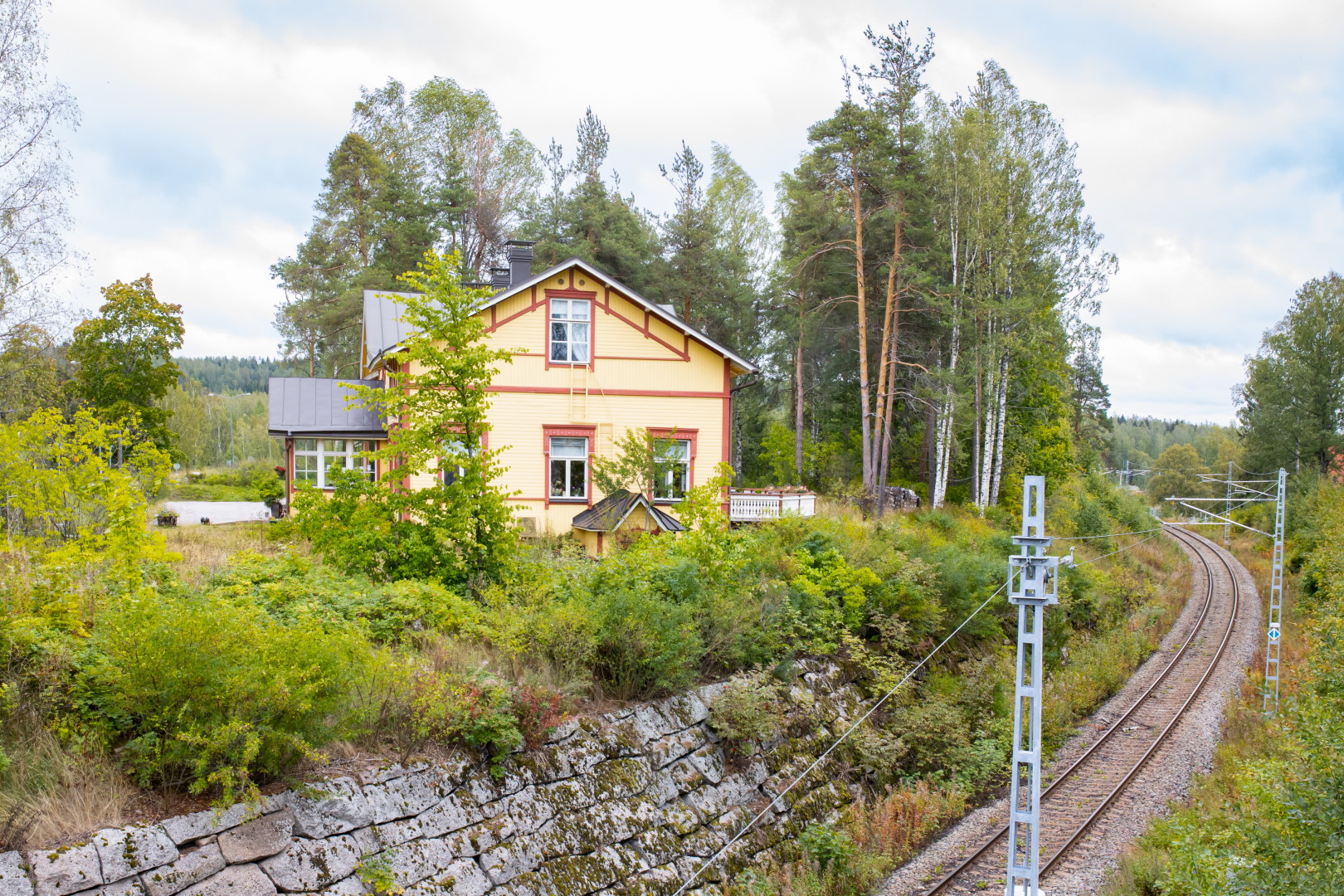 Willen olohuoneen ja keittiön takaa kulkee sähköistetty rata.