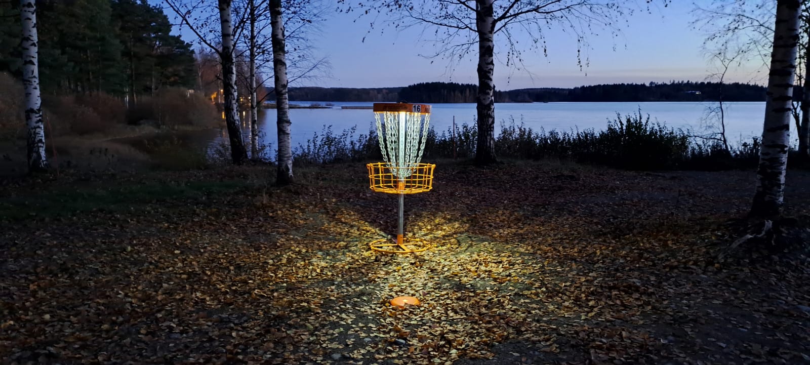 Led-valoilla valaistu frisbeegolfkori