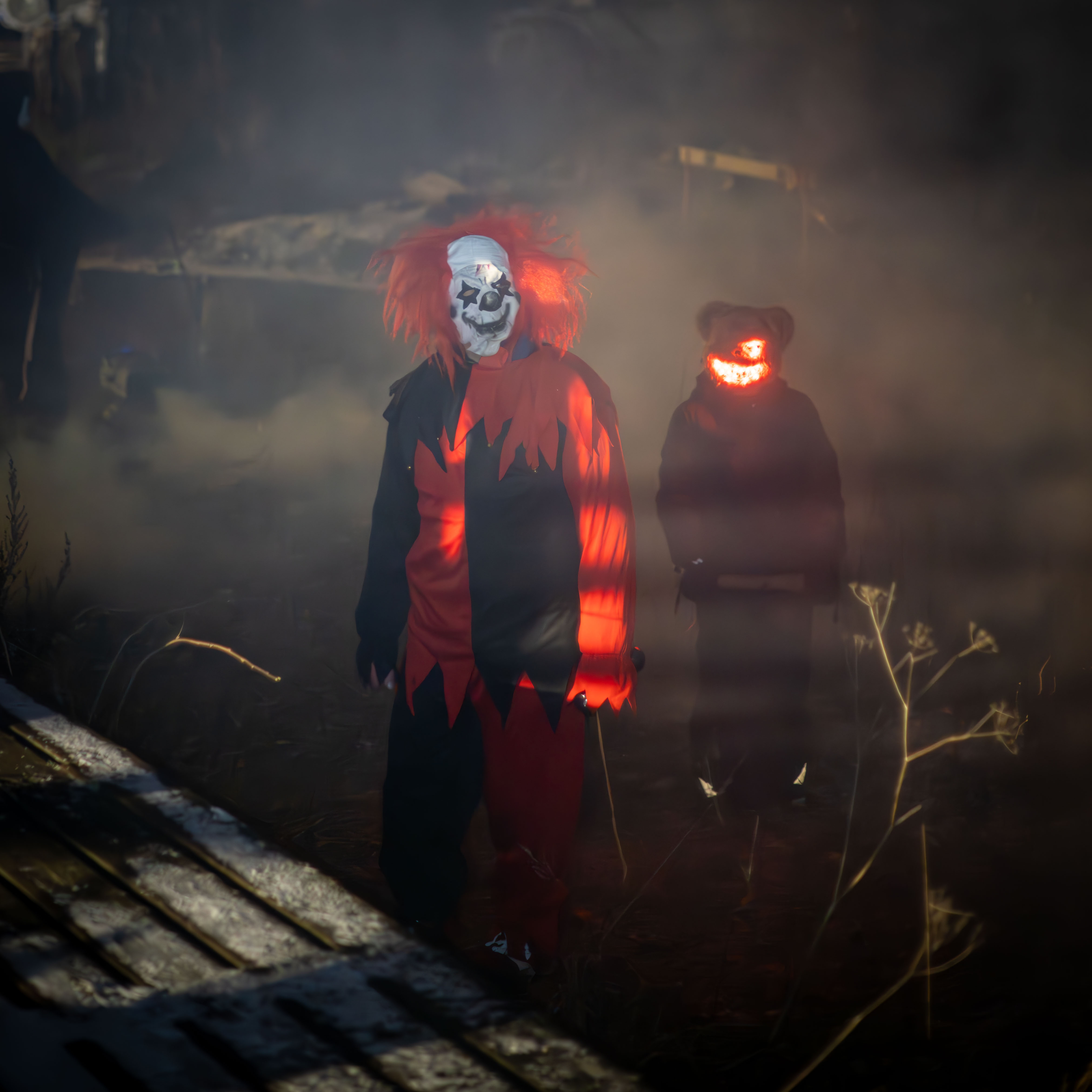 Halloween-asuihin pukeutuneita hahmoja.