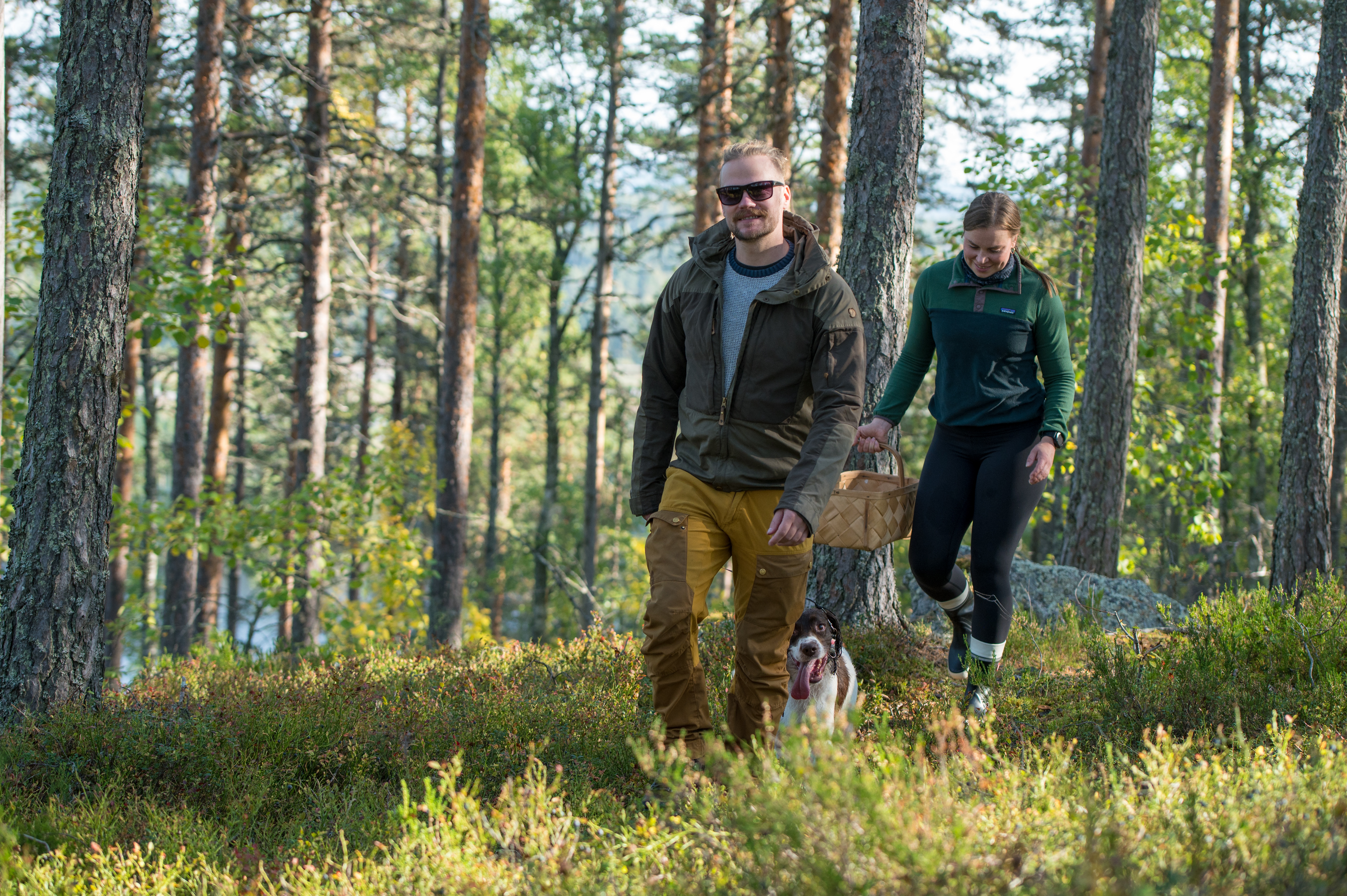 Syysloman viettäjät retkeilemässä luonnossa