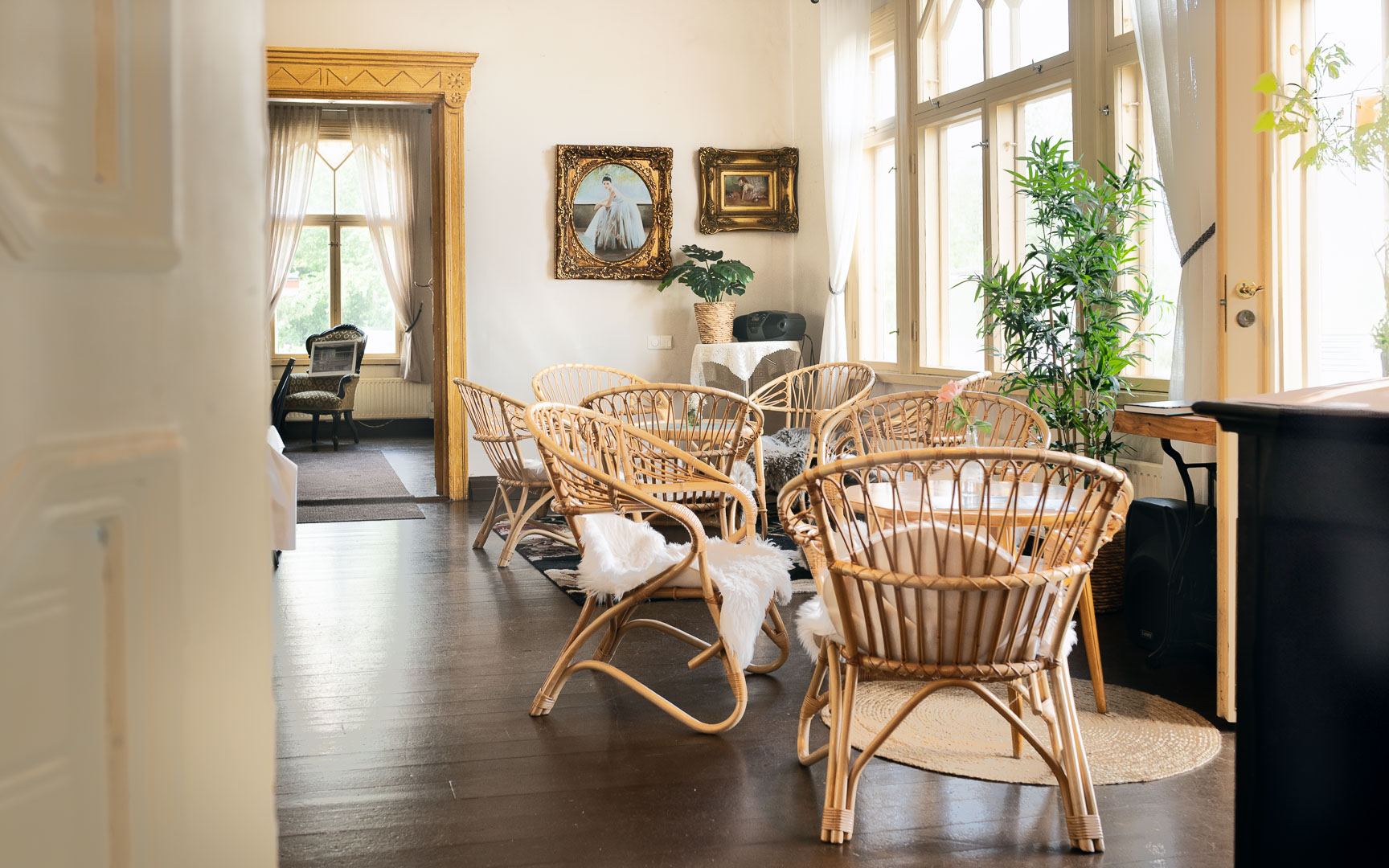 Kahvilassa rottinkikalusteita