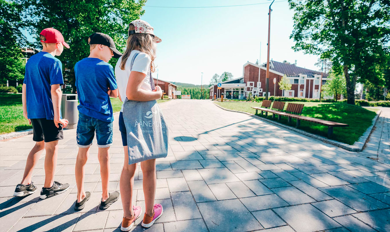Kolme lasta seisoo Äänekosken keskustassa.