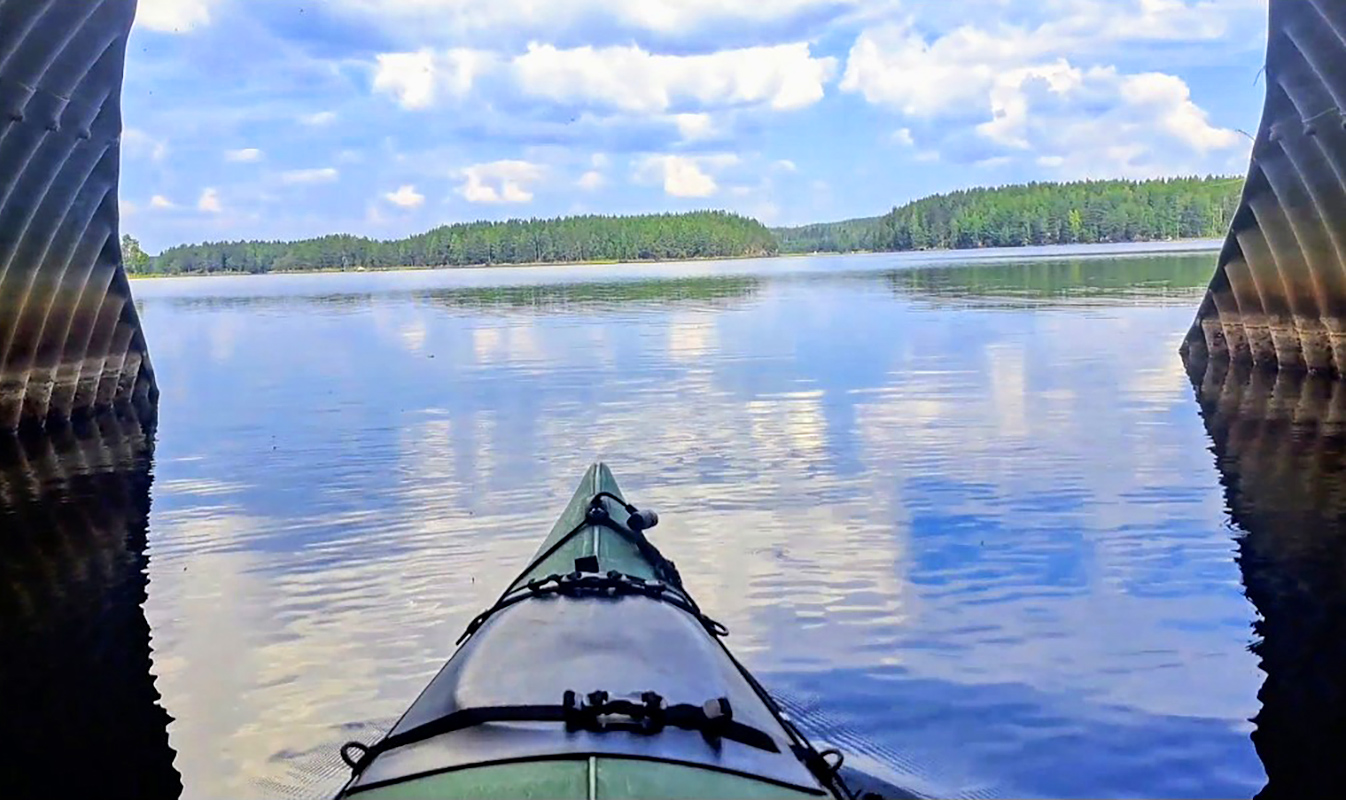 Putkitunneli tien ali meloen tyynellä järvellä.