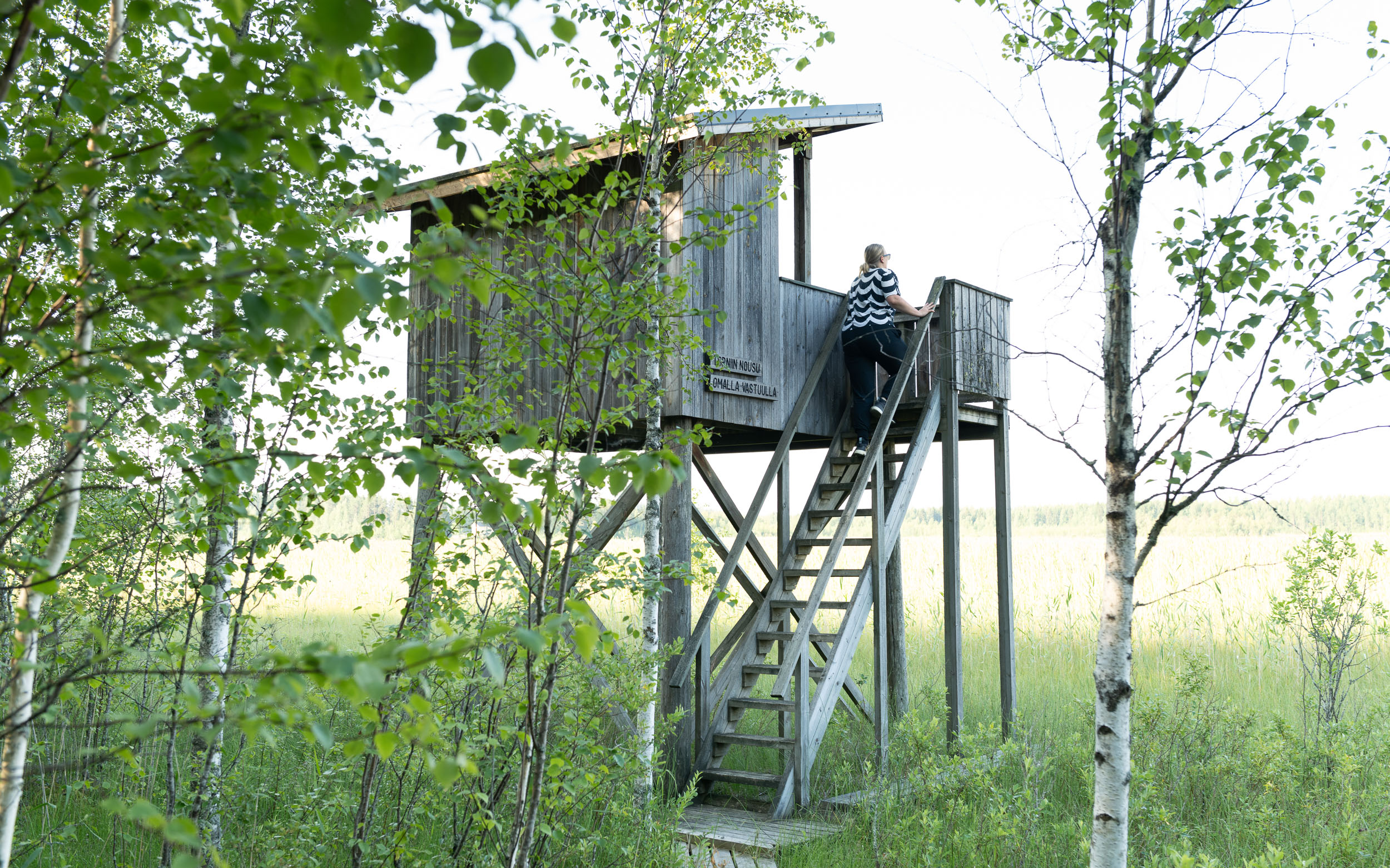 Ihmisiä nousemassa hiihtohissillä rinnettä.
