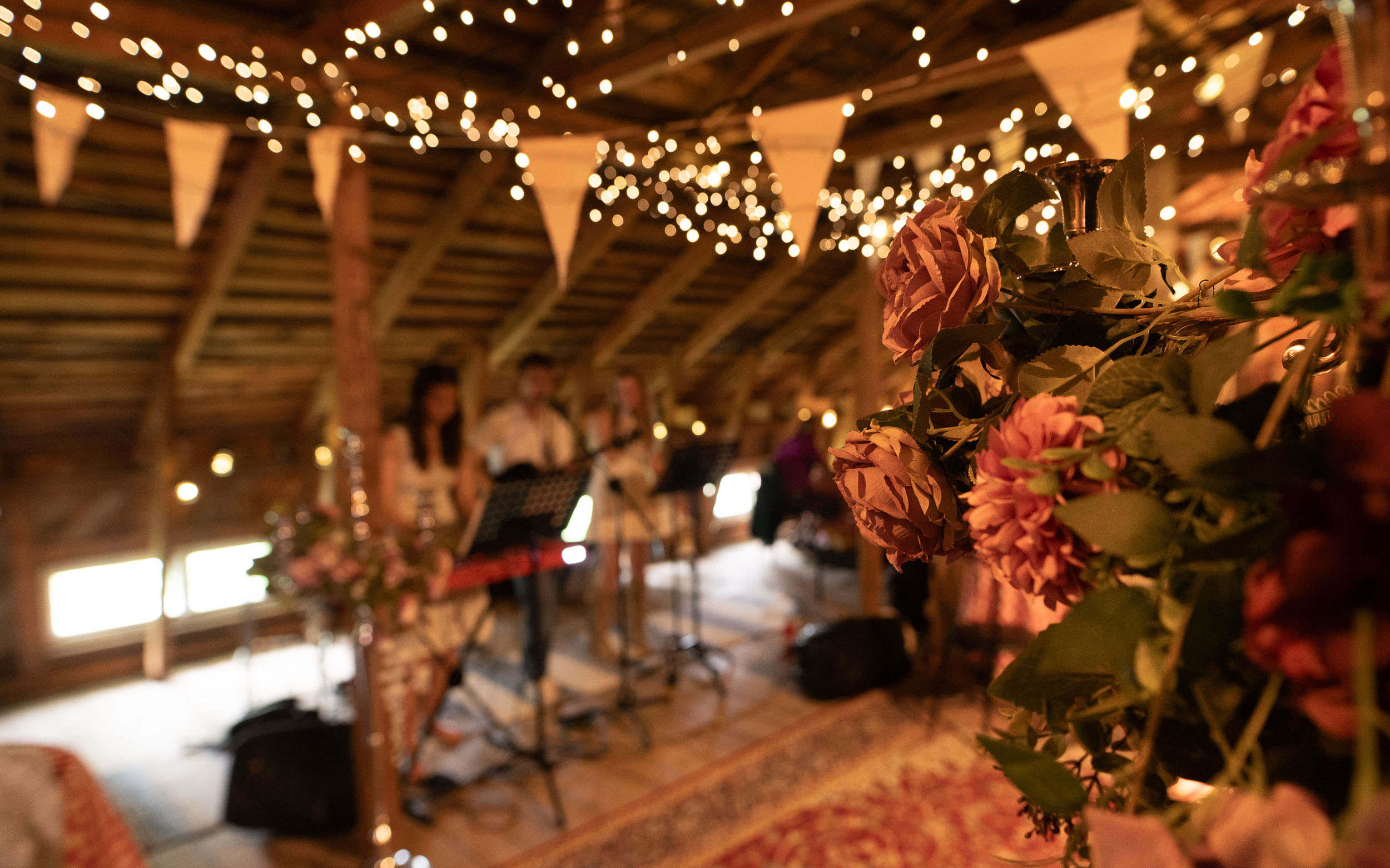 Koskimaisemassa nautitaan teetä kuksasta
