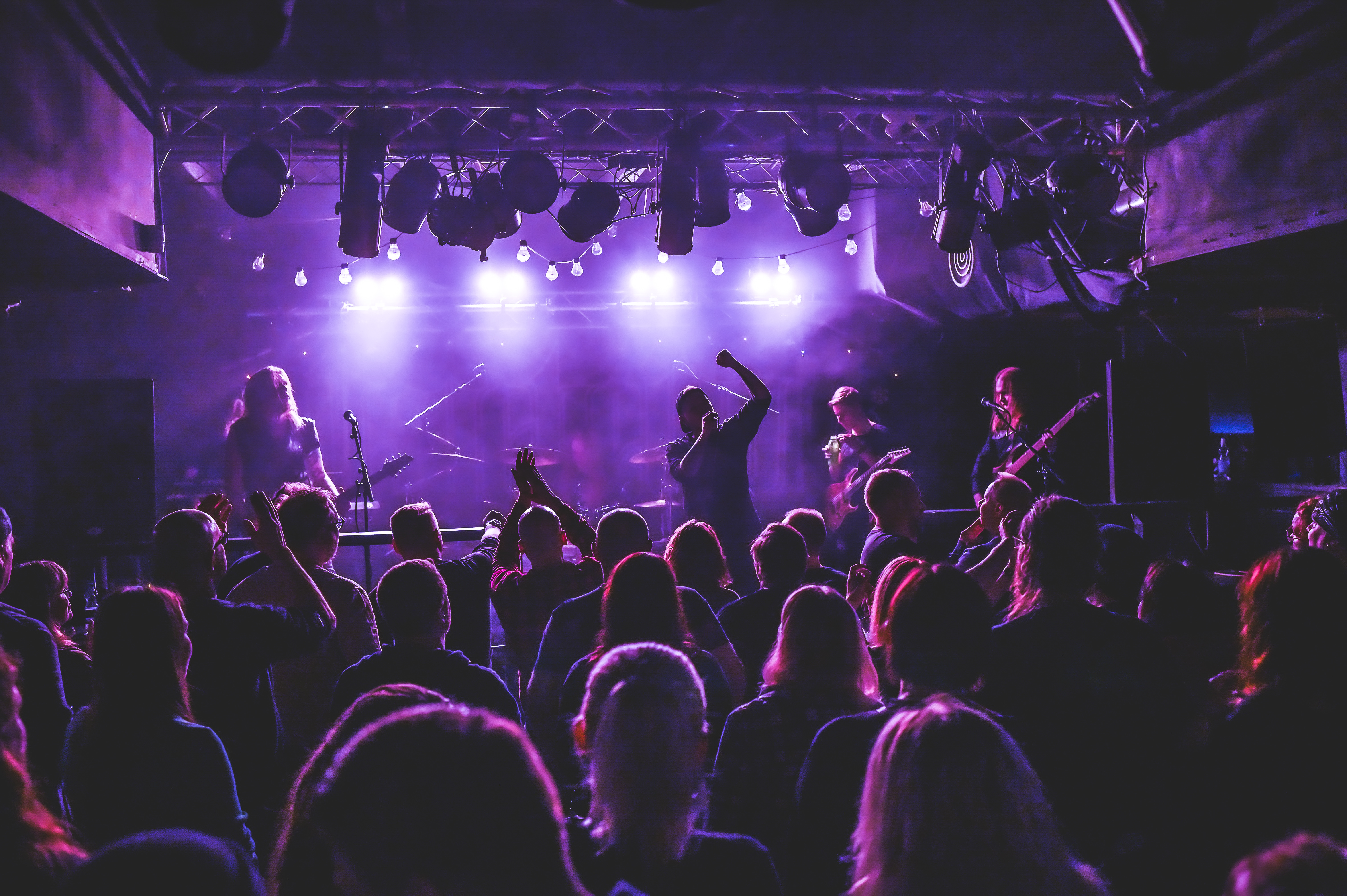 Aurinkoinen polku talvisessa maisemassa.
