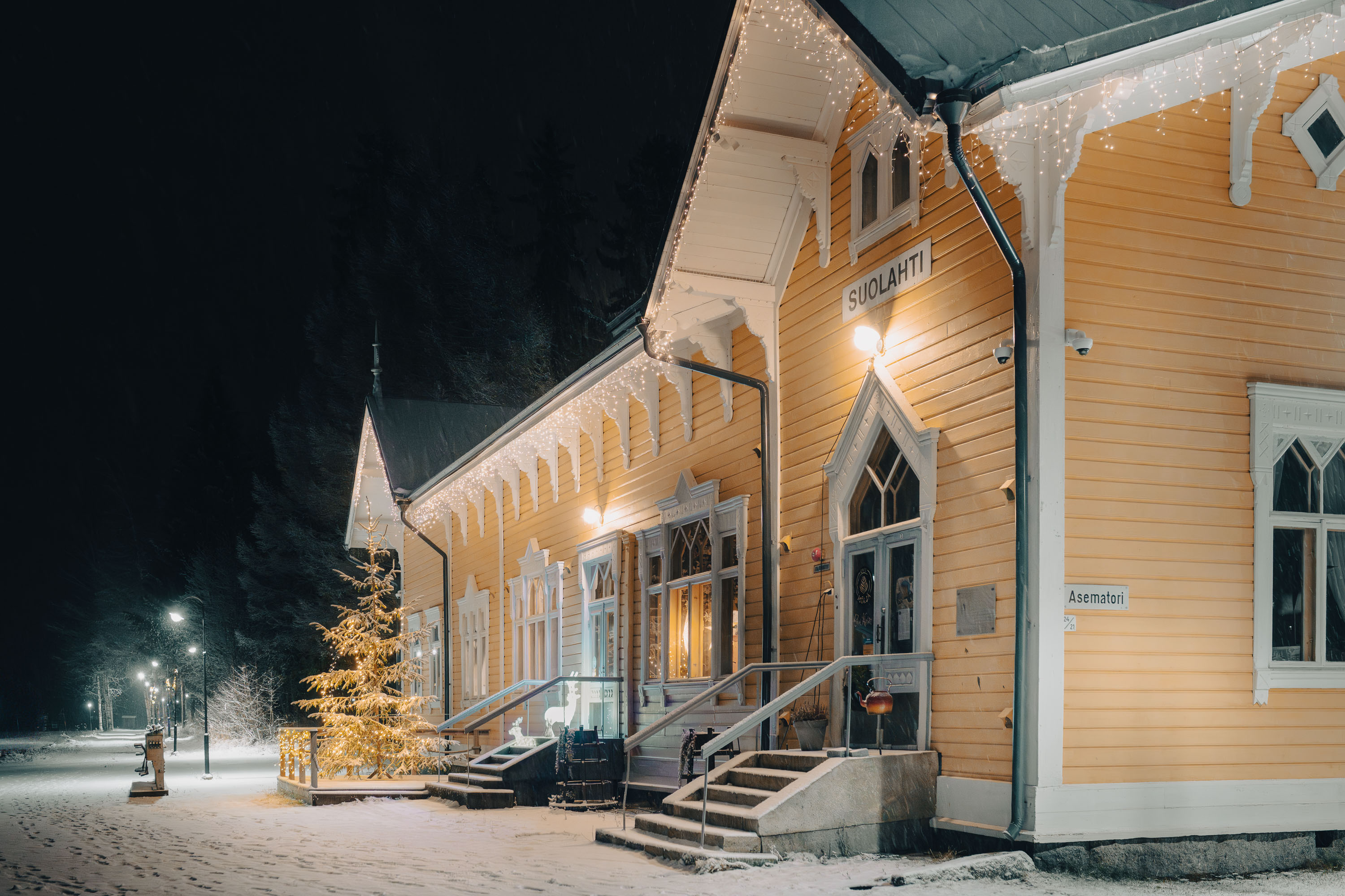 Wanhan Aseman rakennus iltahämärässä, luminen maisema.