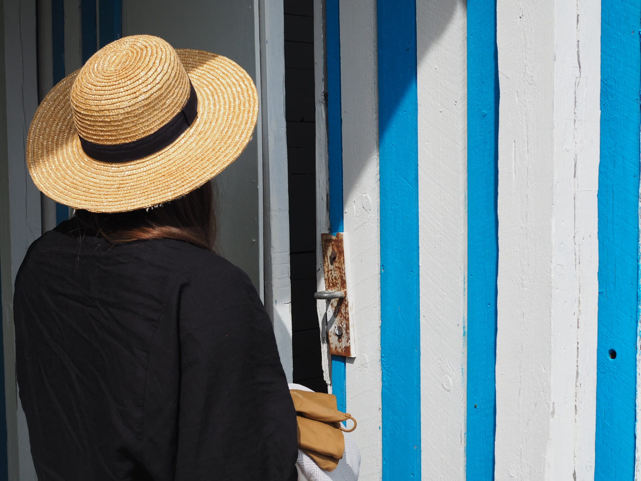 Nainen menossa pukukoppiin.