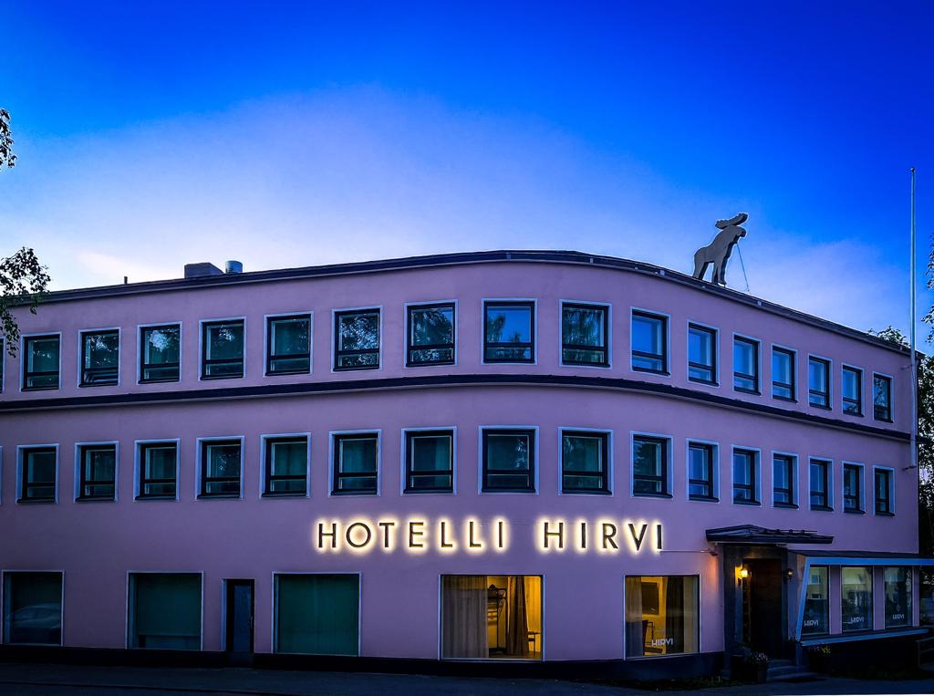 Hotelli Hirvi yöllä.