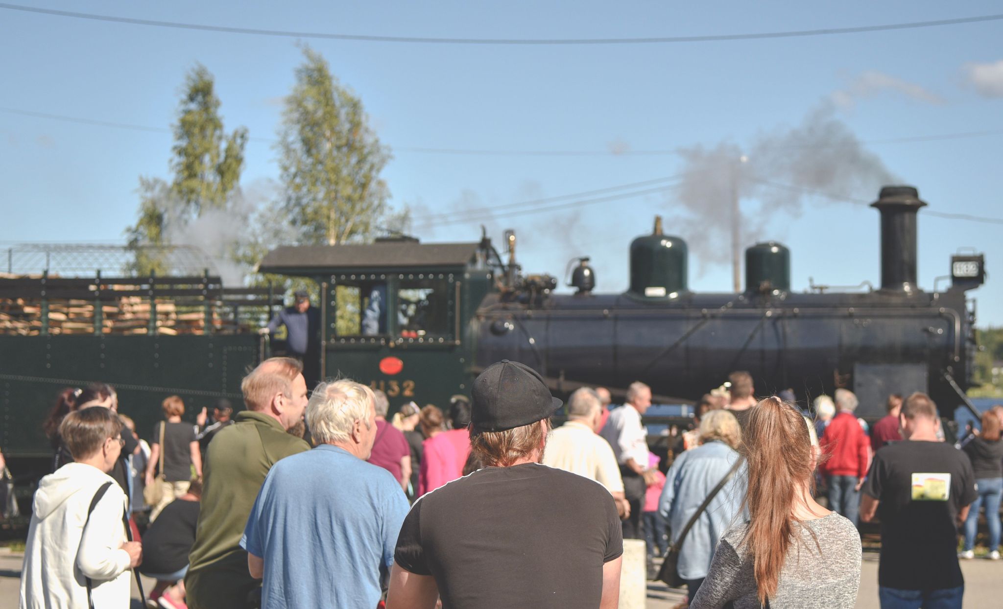 Höyryjuna ja yleisöä.
