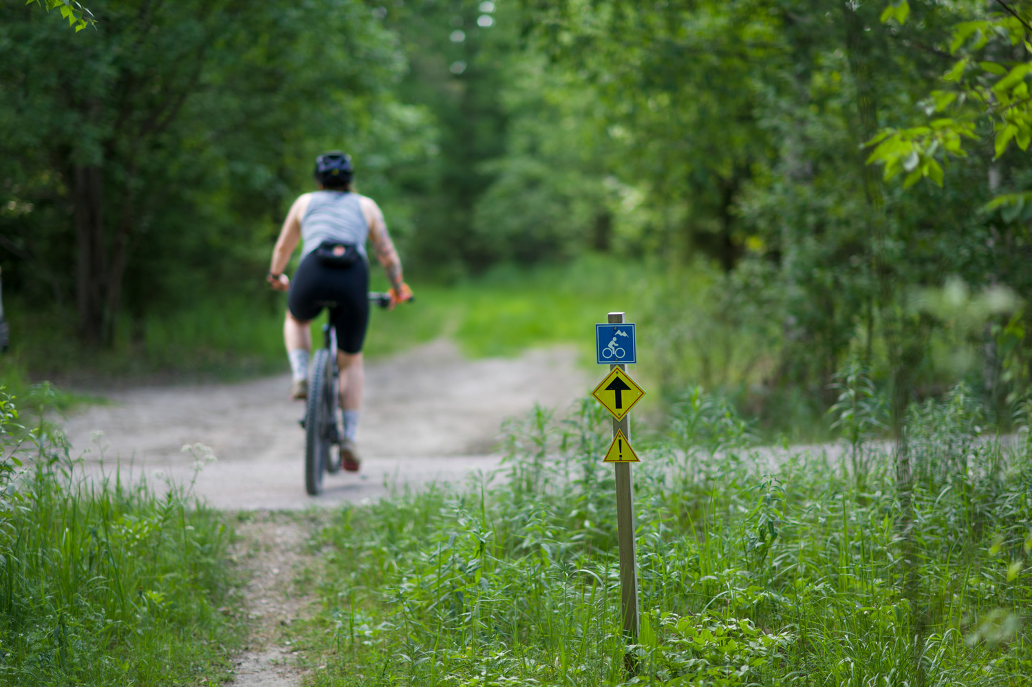 Pyöräilijä merkityllä maastopyöräreitillä.