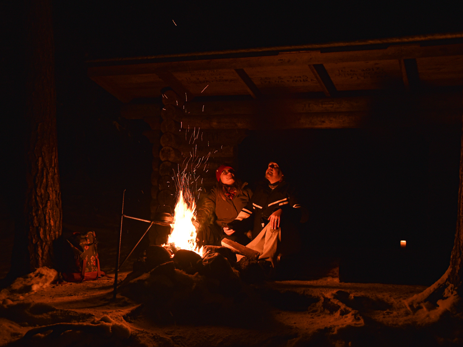 Kaksi retkeilijää laavussa
