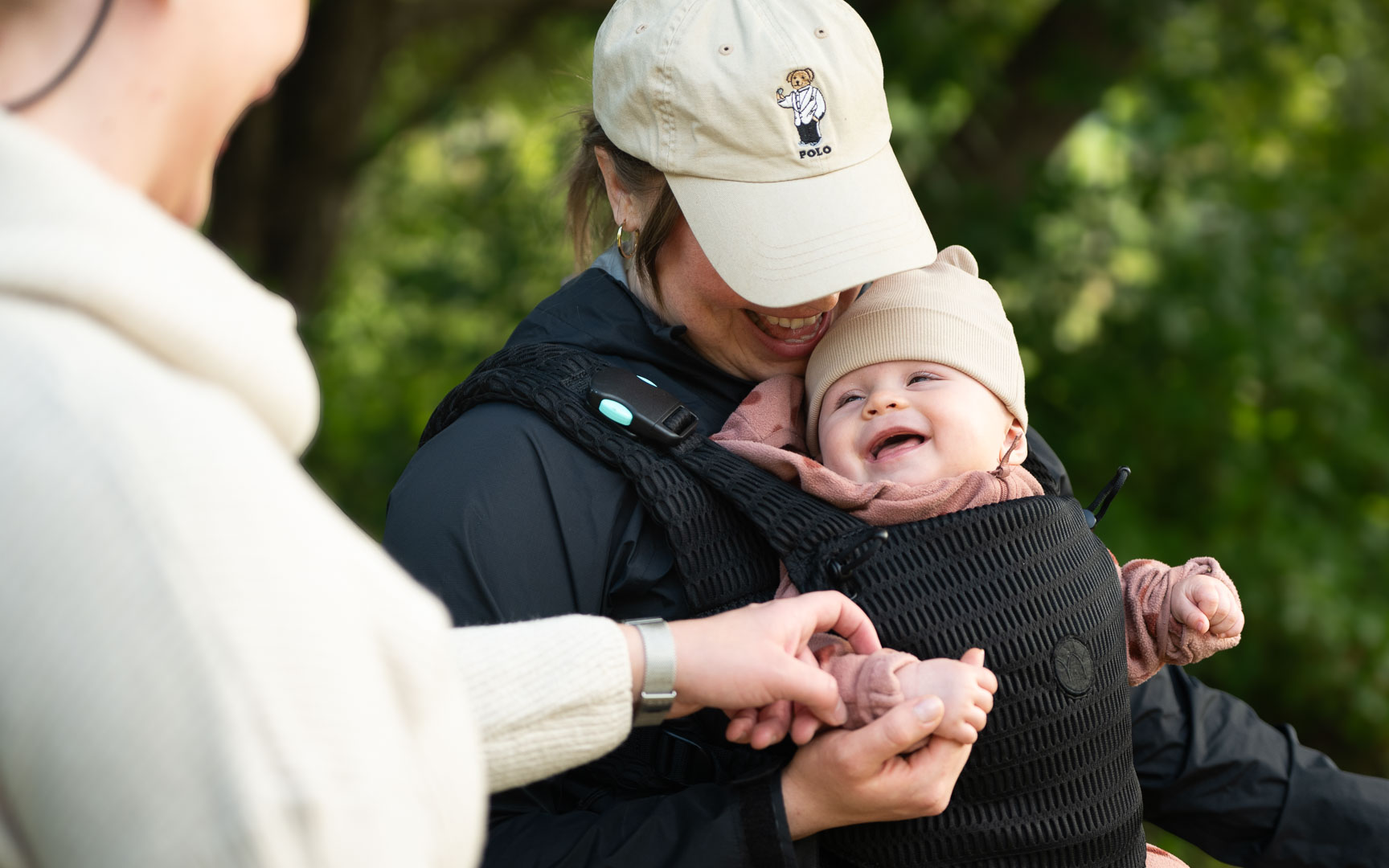 Nainen pitää lasta sylissään.