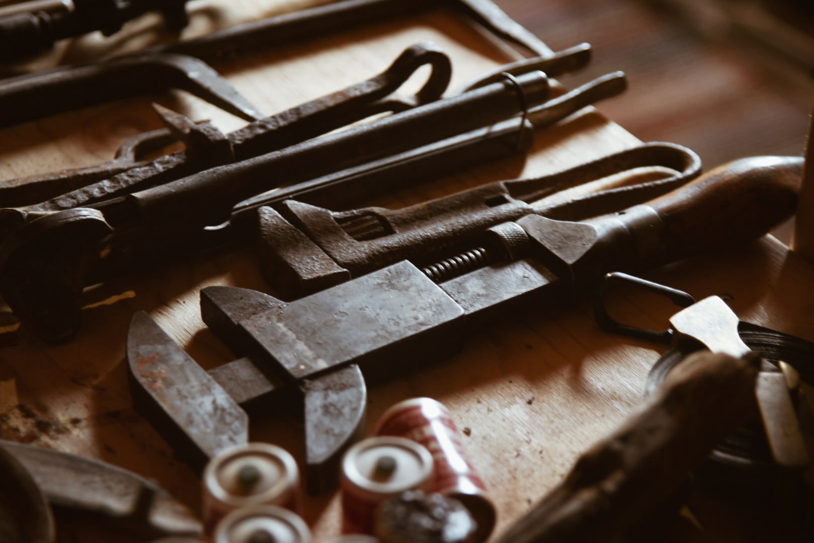 Työkaluja pöydällä.