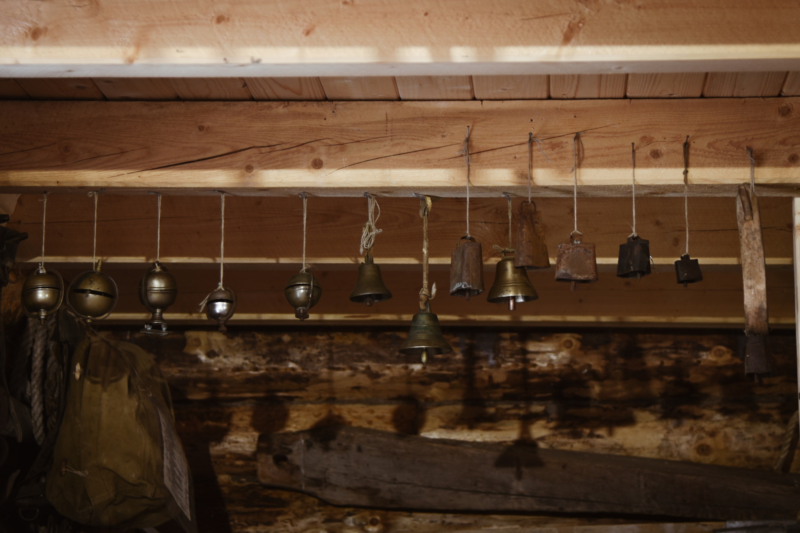 Katosta roikkuu kelloja.