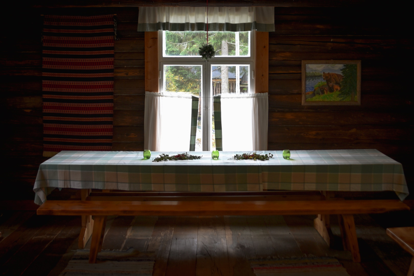 Pirtin pöytä juhlasalissa ikkunan edessä.