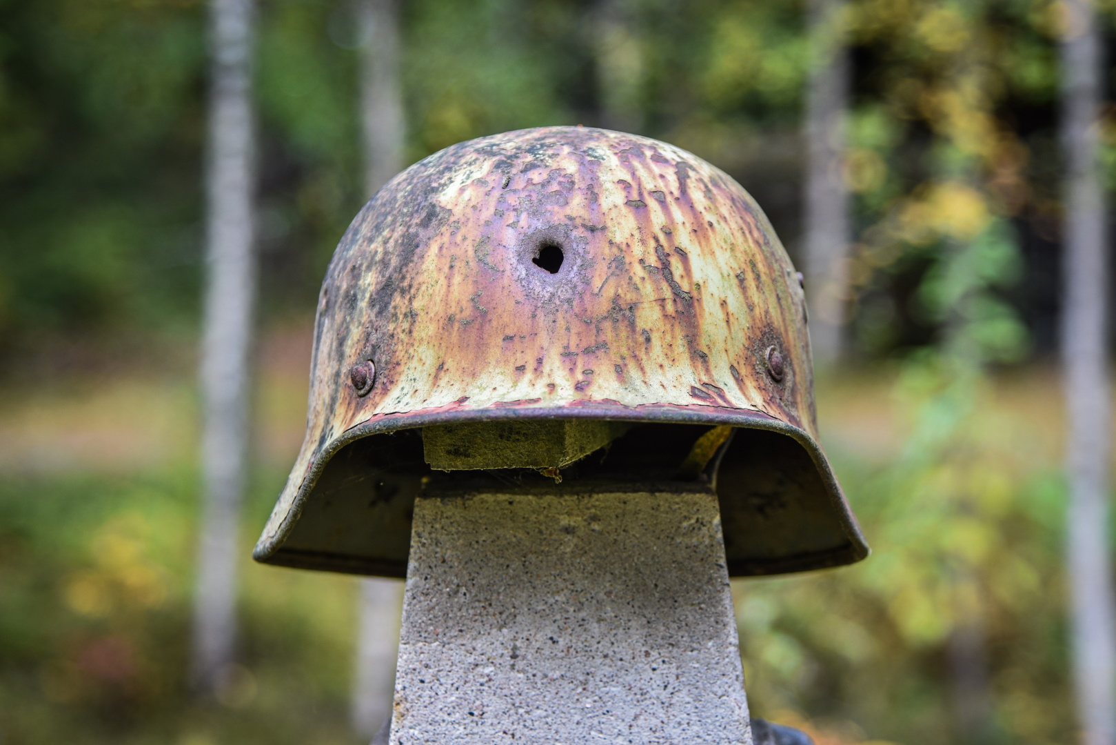 Hiljaisen soturin muistomerkki, jossa sotilaan kypärä, jossa on luodinreikä.