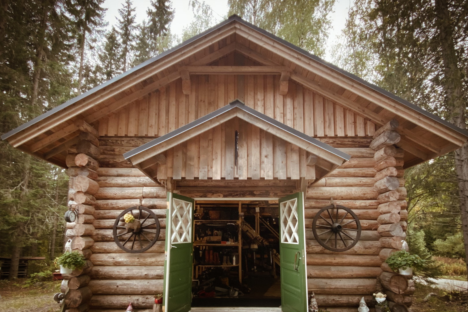 Veikon Museo ulkoa, hirsirakennus.