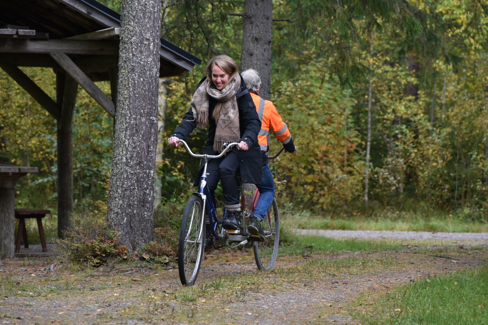 Pyörä, jossa on kaksi ohjaustankoa eri suuntiin.