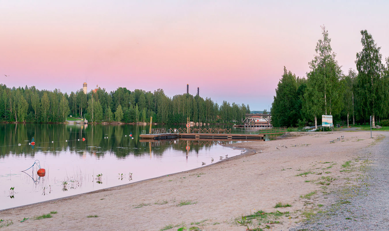 Halloween-asuun pukeutunut henkilö ja halloween-koristeita