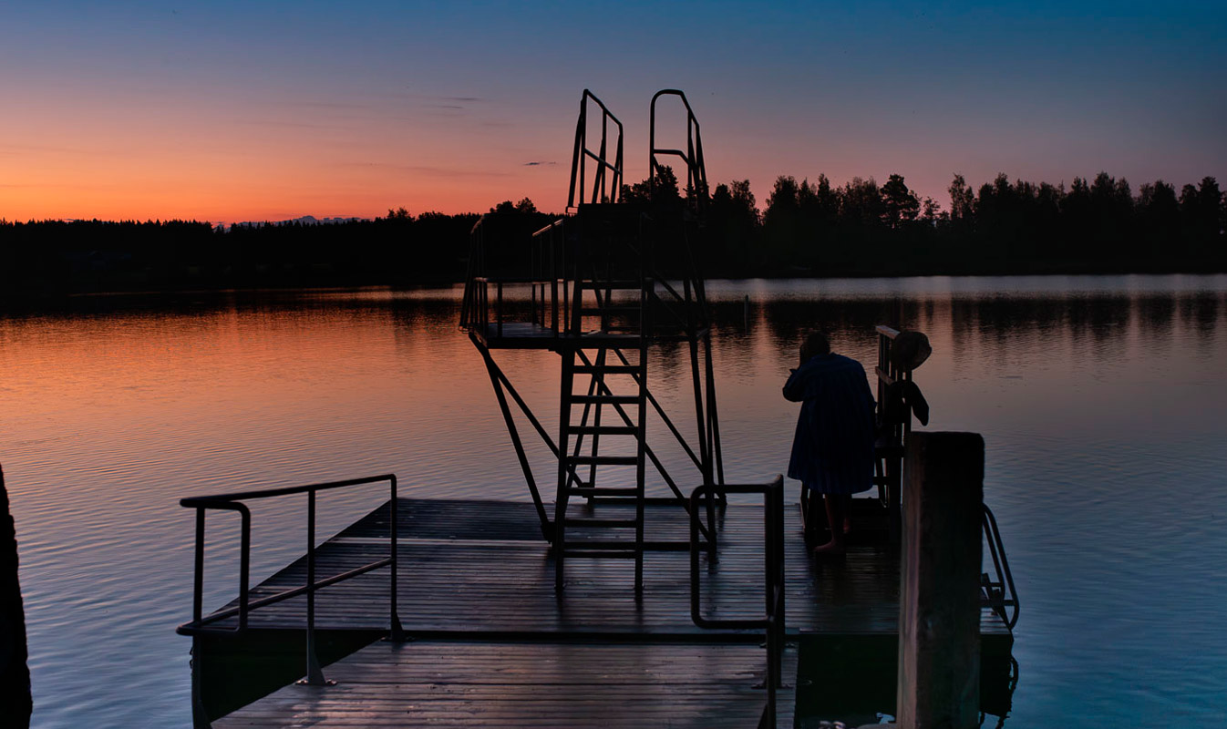 Halloween-asuihin pukeutuneita hahmoja.