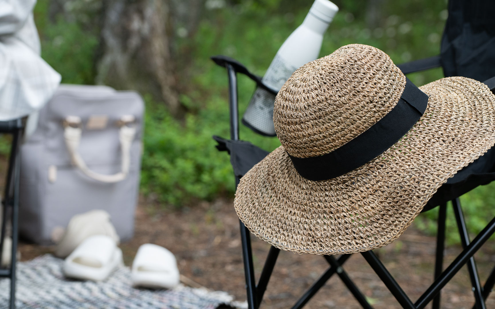 Kesähattu retkituolilla.