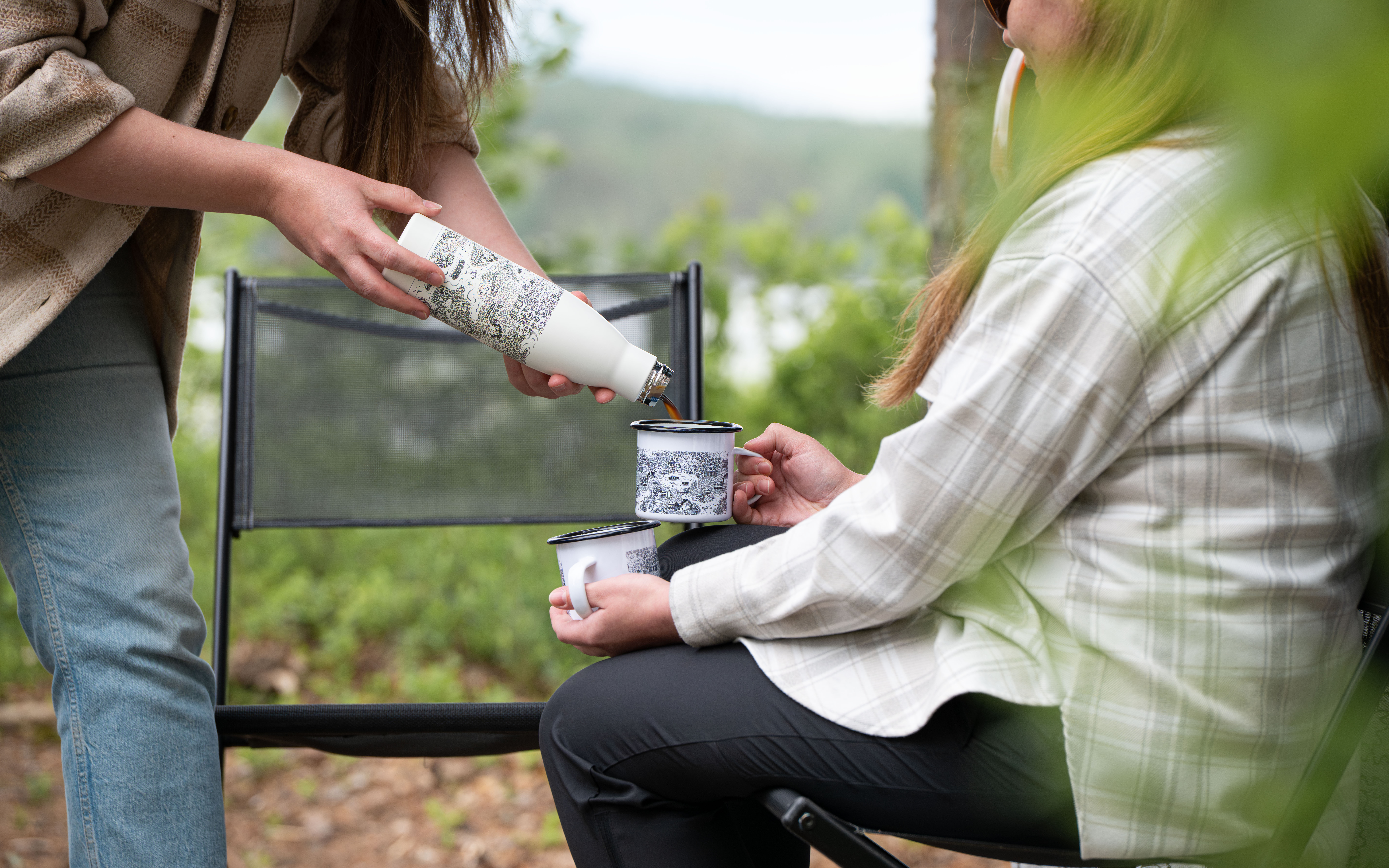 Kahvin kaataminen mukiin.