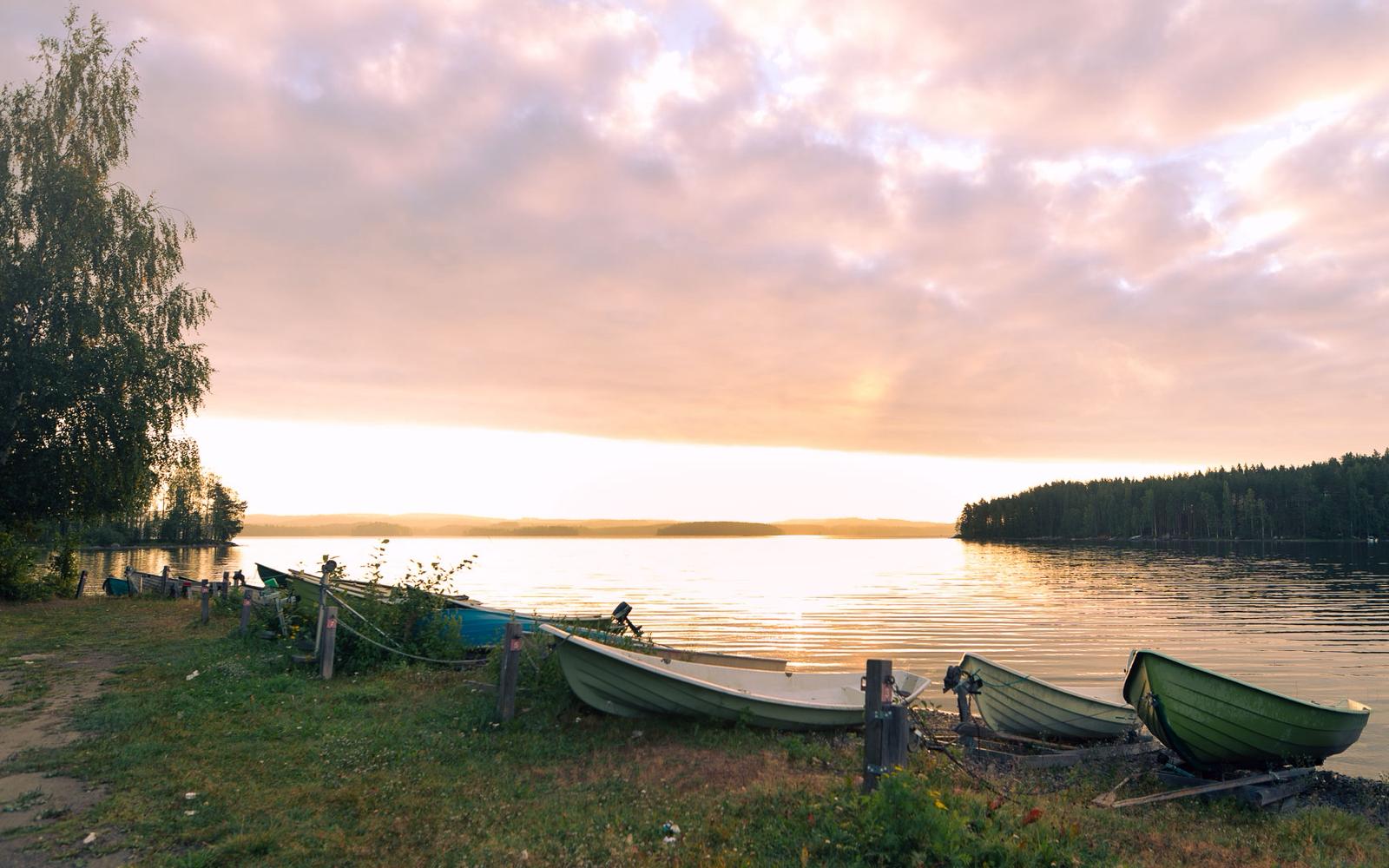 Soutuveneitä auringonnousun aikaan.