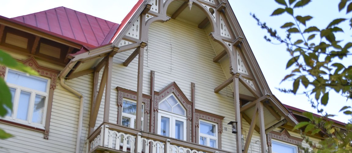 Äänekosken taidemuseon julkisivu lähikuvassa, jossa näkyy koristeellinen parveke.