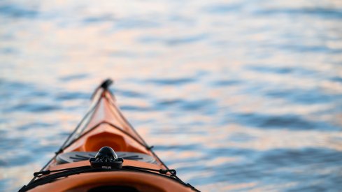 Vesillä kajakin kärki.