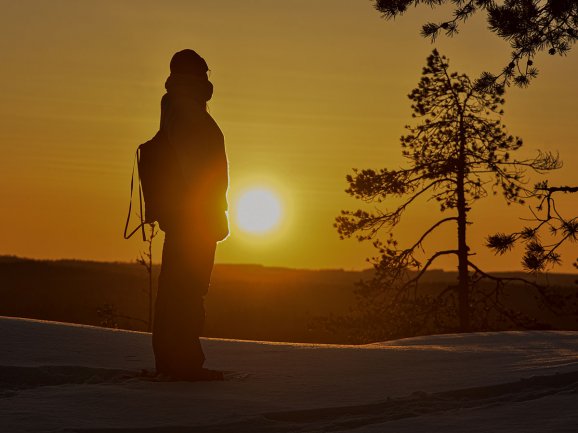 Retkeilijä vastavalossa.