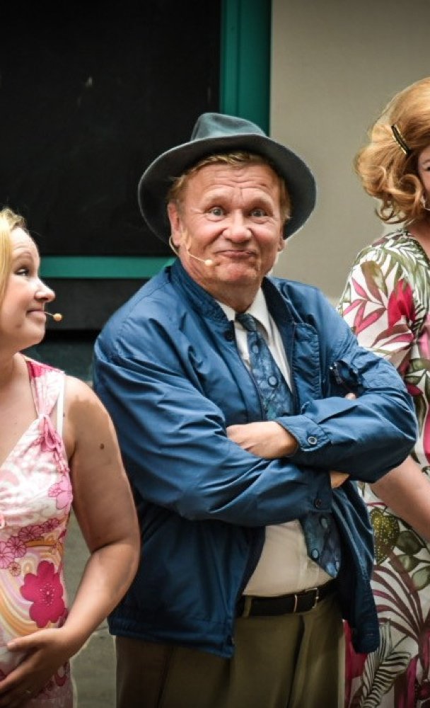 Kievarin kesäteatteri ja Teatteri Eurooppa Neljä ylpeänä esittää: Arto Paasilinnan Onnellinen mies.